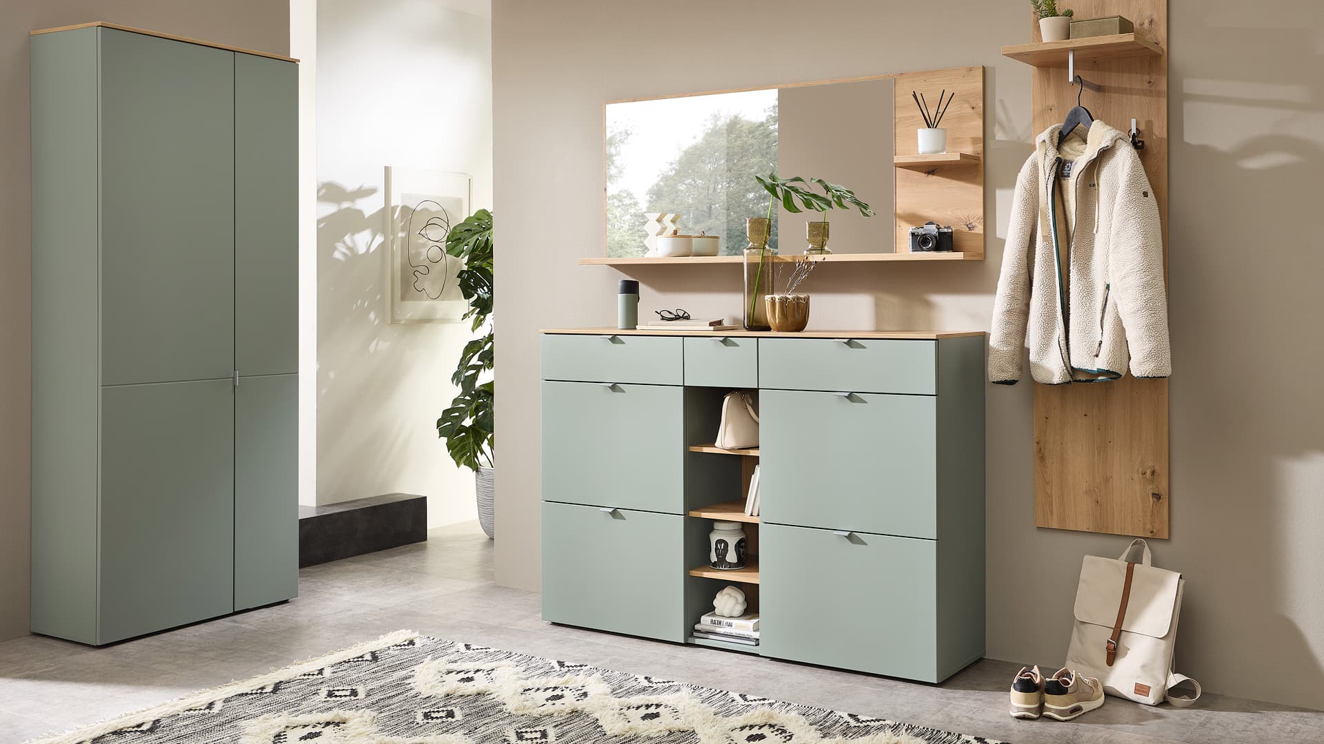 modernes garderobenprogramm in mattgruenem farbton mit klaren linien