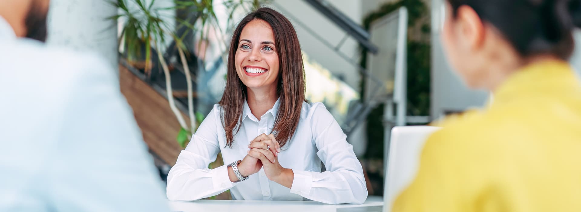 mitarbeiterin fuehrt begeistert ein beratungsgespraech mit kunden