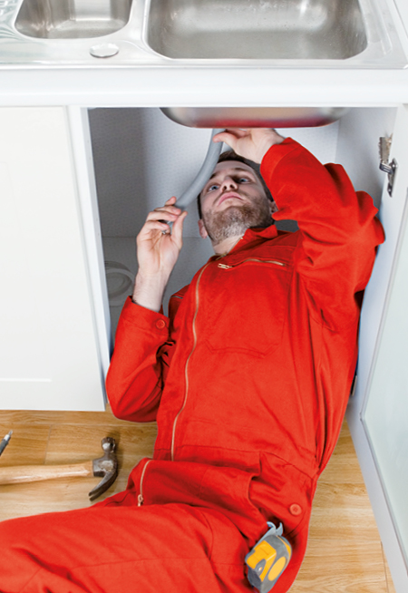 ein handwerker installiert