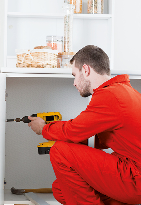 ein_handwerker_montiert