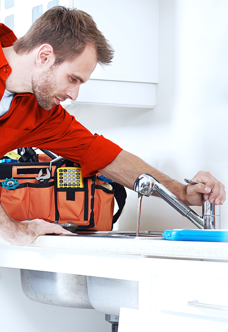 ein handwerker prueft ein kueche