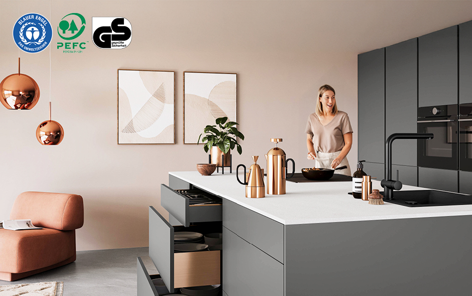 eine nobilia kueche mit den siegel blauer engel pefc gs gepruefte sicherheit