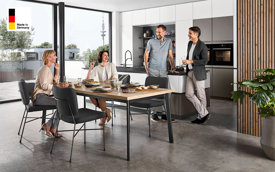 freunde essen zusammen in einer nobilia kueche mit siegel made in germany