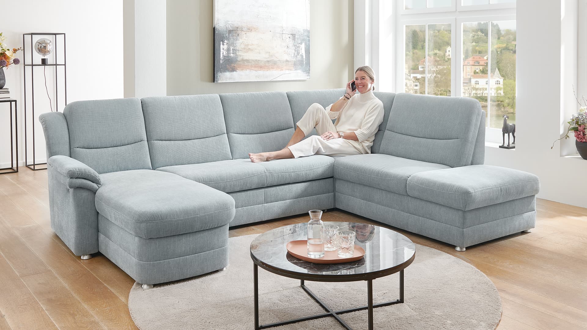 grosszuegiges ecksofa mit bequemer polsterung und klassischem design