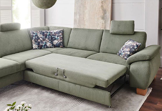 gruenes ecksofa mit ausziehbarer schlaffunktion und verstellbaren kopfstuetzen