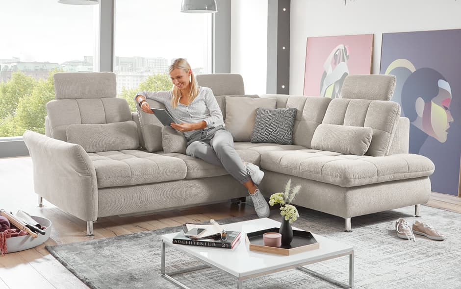 helles ecksofa mit moderner steppung und gemuetlicher relaxfunktion