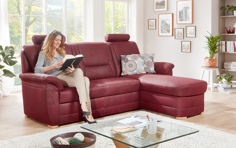 komfortables ecksofa in rot mit verstellbaren kopfstuetzen und klassischer linienfuehrung