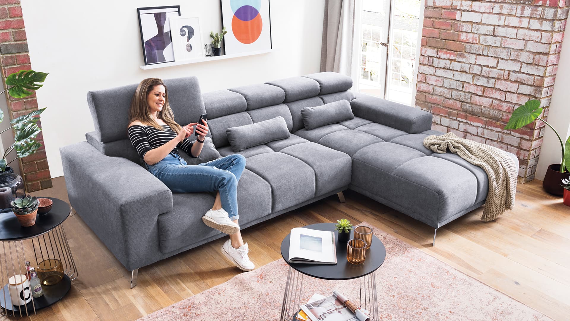 modernes ecksofa in grau mit gesteppter polsterung verstellbaren kopfstuetze