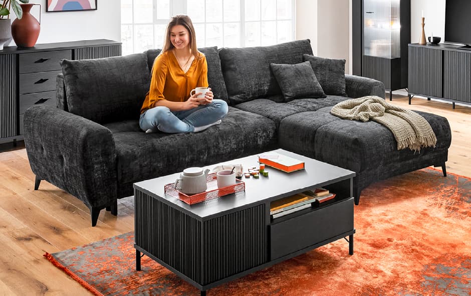 
             modernes ecksofa in samtoptik mit extra tiefem sitz und legerer polsterung