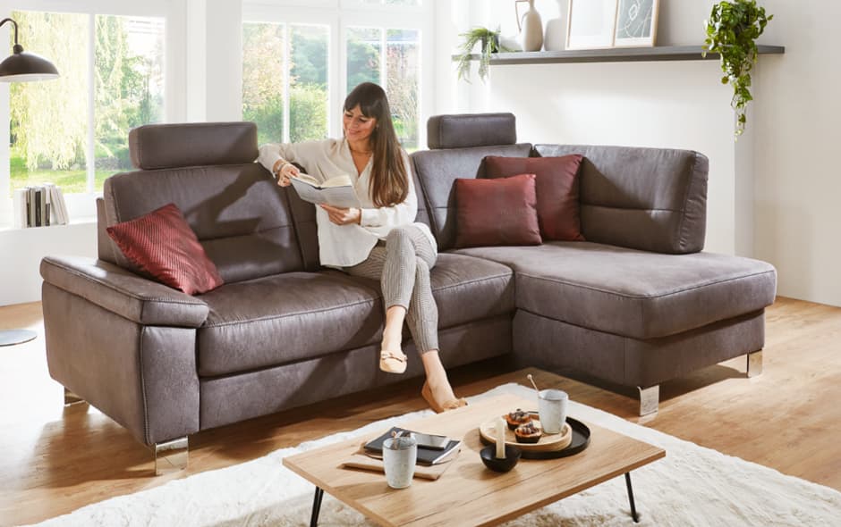 modernes ecksofa mit verstellbaren kopfstuetzen und hohem sitzkomfort