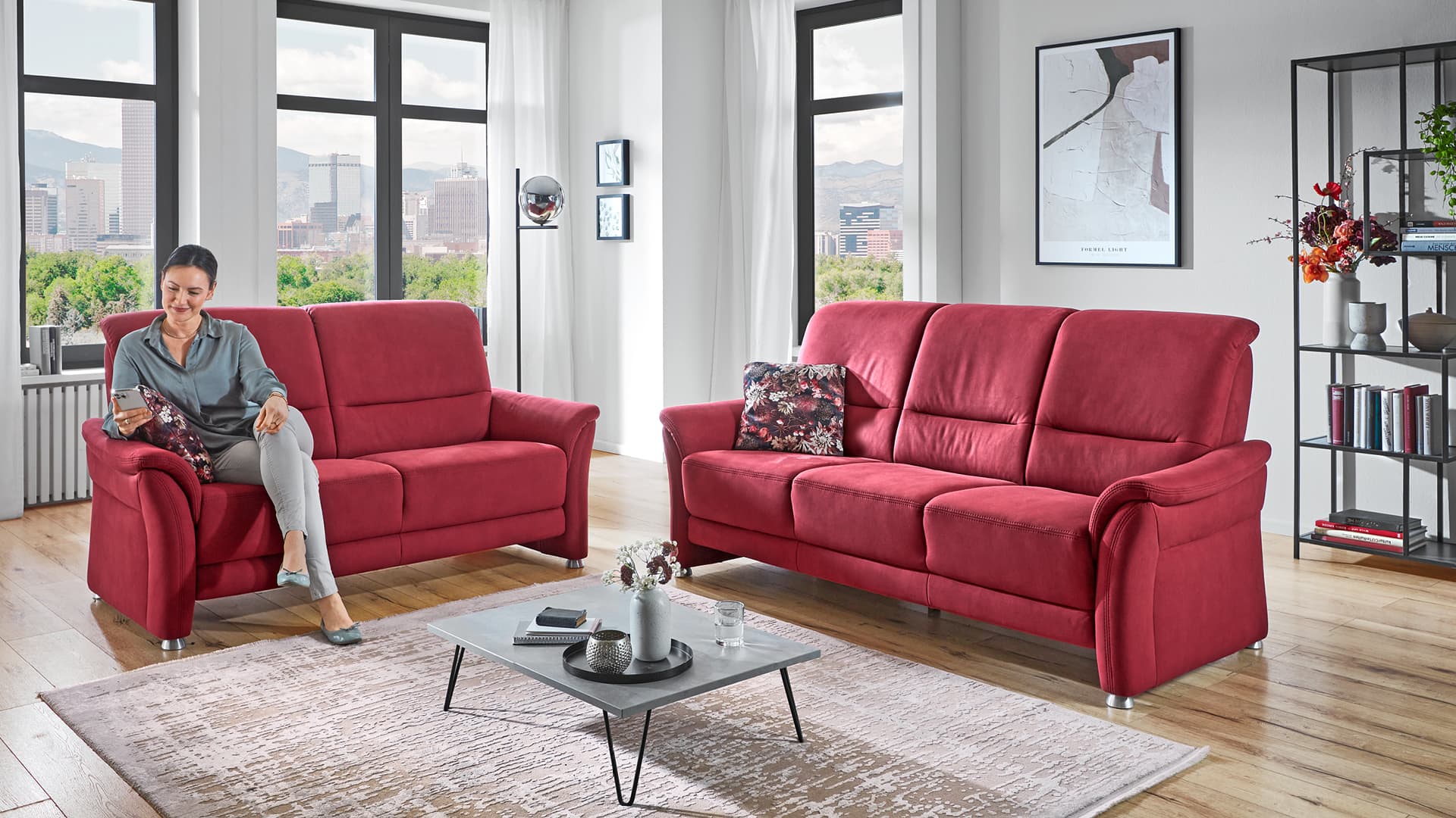 sofaset in kraeftigem rot mit weicher polsterung und elegant geschwungenen armlehnen