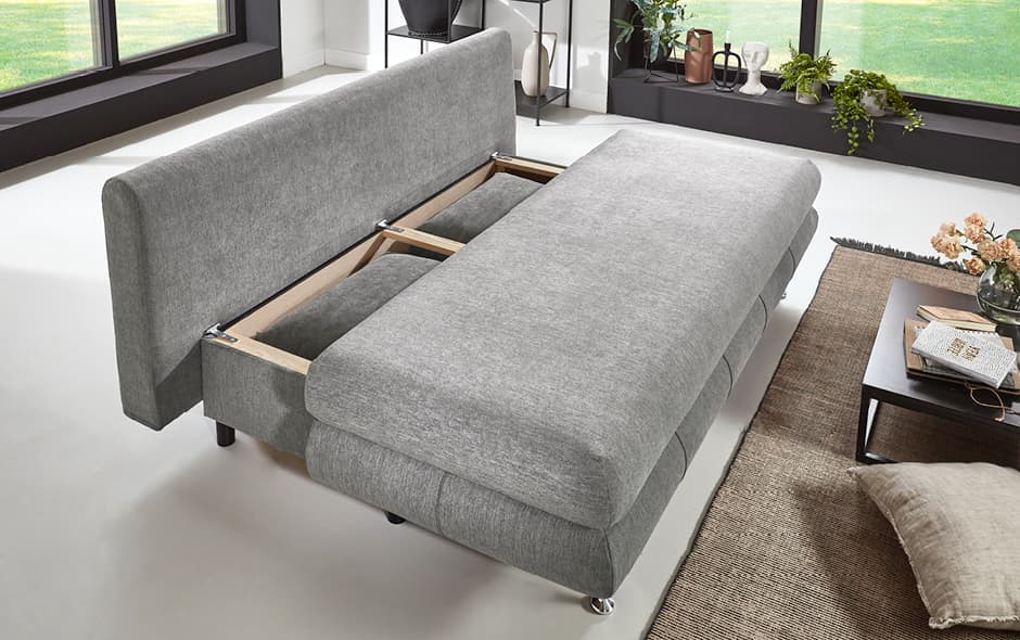 ausgezogenes schlafsofa in grau mit bettfunktion und stabilem gestell