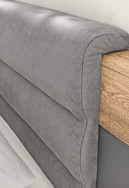 gepolstertes kopfteil in grau mit holzakzent