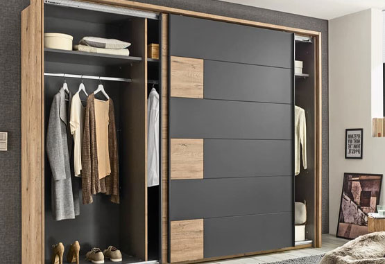 grosser schwebetuerenschrank in eiche graphit mit moderner front