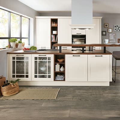 helle landhauskueche mit glasfronten holzdetails und gemuetlicher atmosphaere prisma