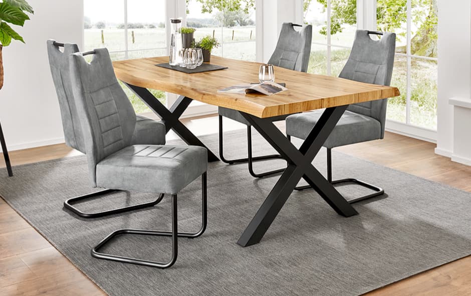 essgruppe mit markantem x-gestell und massivholzplatte