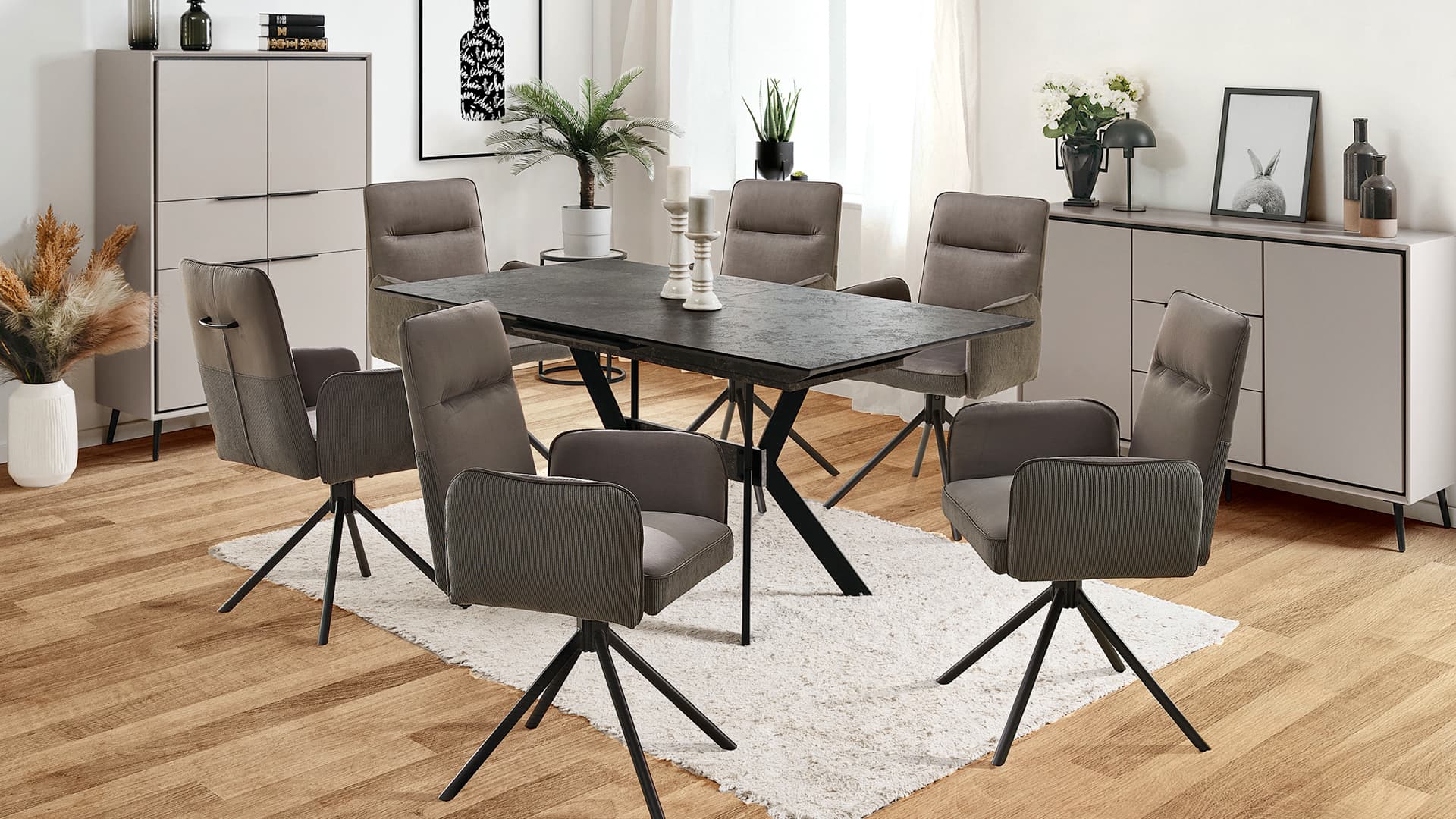 moderne essgruppe mit schwarzem tisch und gepolsterten drehstuehlen